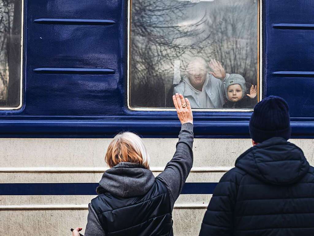 Groeltern verabschieden sich am Bahnhof von Lisitschansk von ihrem Enkelkind, welches mit dem Zug in die Westukraine abreist.