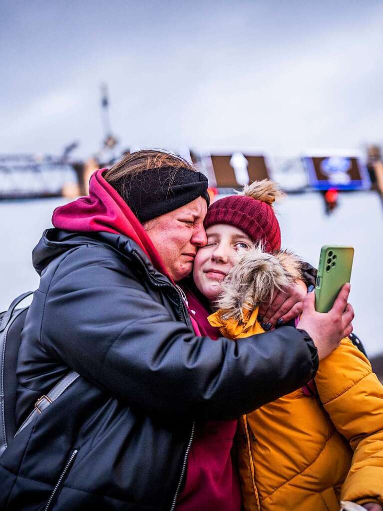 Polen: Eine Frau weint neben einem Mdchen aus der Ukraine nach deren Grenzbertritt von Schehyni in der Ukraine nach Medyka in Polen.