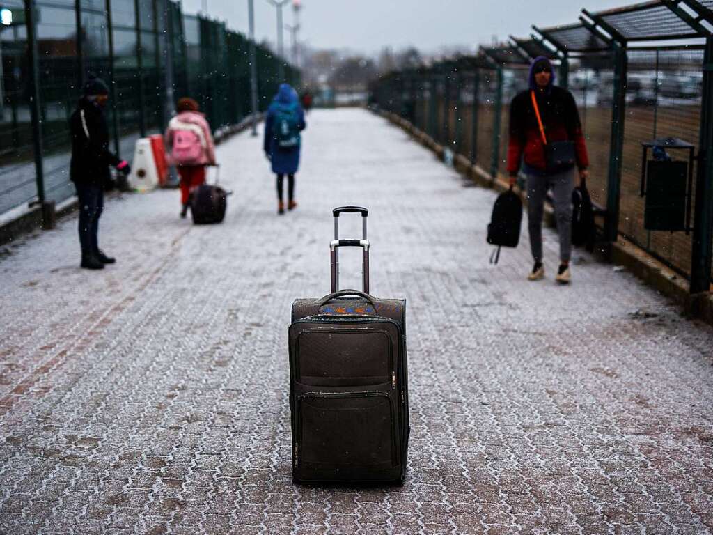 Polen: Ein Koffer steht am Grenzbergang.