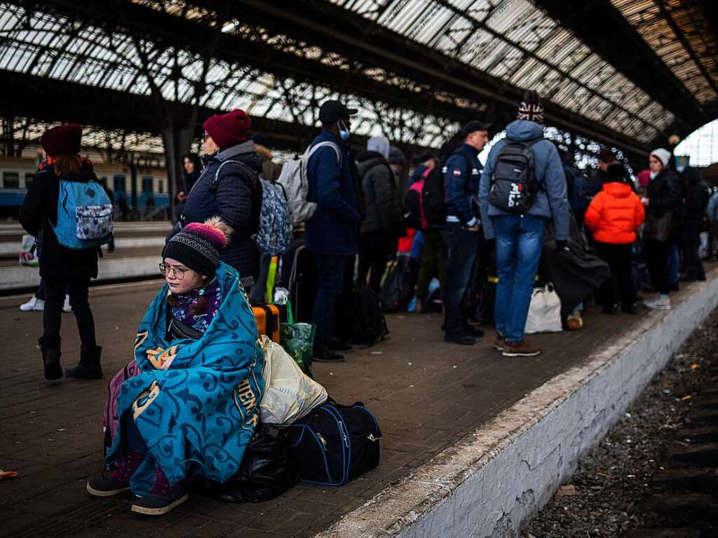 Ukraine: Fahrgste warten am Bahnsteig des Bahnhofs in Lwiw.