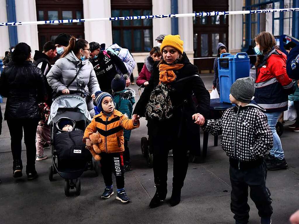 Ungarn: Flchtlinge aus der Ukraine kommen am Bahnhof Nyugati an.