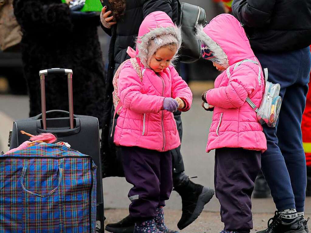 Rumnien: Ukrainische Kinder ffnen an der rumnisch-ukrainischen Grenze Sigkeiten, die sie von Freiwilligen erhalten haben.