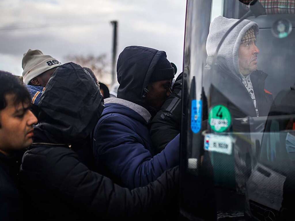 Polen: Menschen steigen am Grenzbergang in einen Bus, um das Grenzgebiet zu verlassen.