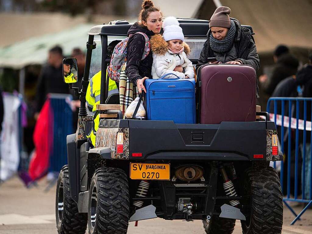 Flchtlinge sitzen auf einem Fahrzeug an der rumnisch-ukrainischen Grenze, nachdem sie vor dem Konflikt in der benachbarten Ukraine geflohen sind.