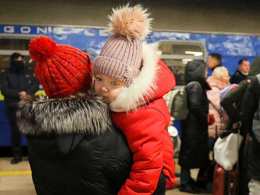 Ukrainische Flchtlinge kommen mit einem ukrainischen Personenzug an einem Bahnhof in Warschau an.