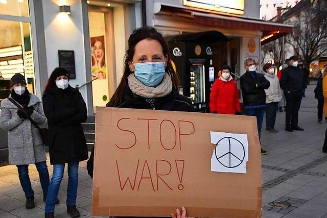 Rund 100 Menschen demonstrieren in Rheinfelden gegen den Krieg in der Ukraine