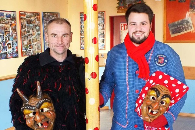 Zunftrat Robin Schaub (rechts) als Hexe und Heinz Sattler als Teufel.  | Foto: Rudi Rest