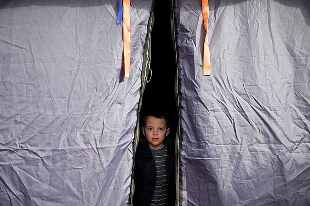 Ein Kind, das mit seiner Familie vor d... an der rumnisch-ukrainischen Grenze.  | Foto: Andreea Alexandru (dpa)