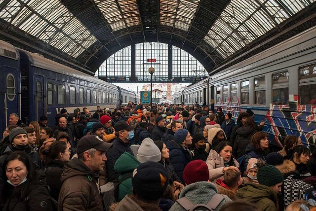 Flchtlinge versuchen im Bahnhof von L...einen Zug Richtung Westen zu bekommen.  | Foto: Vincent Haiges (dpa)