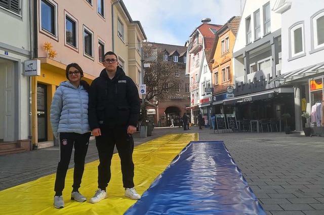 Der 17-jhrige Robert Mihalcea und sei...ne ein Zeichen gegen den Krieg setzen.  | Foto: Alena Ehrlich