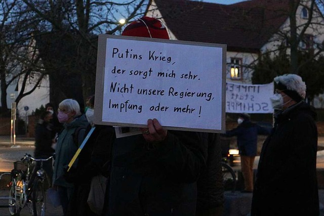 Mllheimer Demonstranten verurteilen d...sion des russischen Machthabers Putin.  | Foto: Alexander Huber