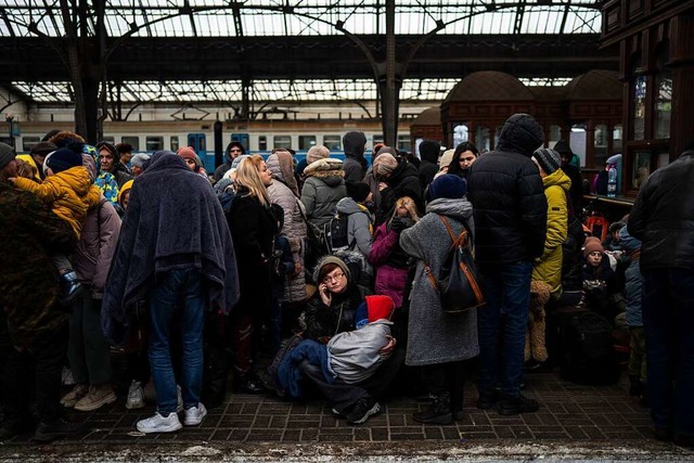 Hunderttausende Menschen fliehen aus der Ukraine.  | Foto: Bernat Armangue (dpa)