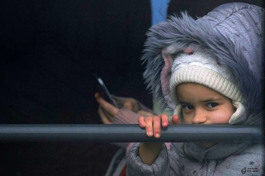 Ein geflüchtetes Kind aus der Ukraine ...s, der in der Slowakei angekommen ist.  | Foto: Darko Vojinovic (dpa)