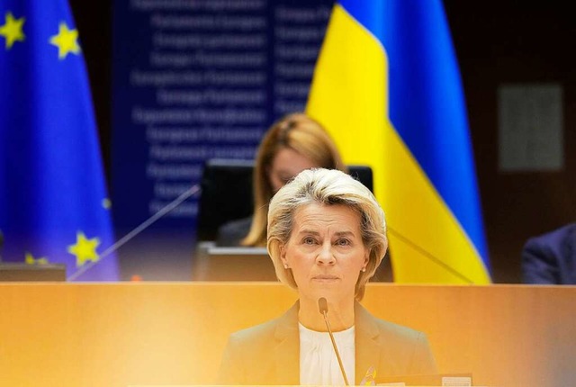 Ursula von der Leyen, Prsidentin der ...in der Sondersitzung des EU-Parlaments  | Foto: Virginia Mayo (dpa)