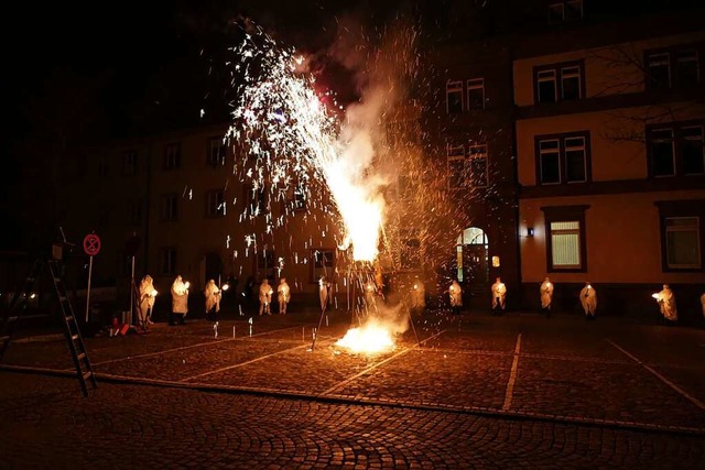 Die Funken sprhten ber den Rathauspl... in Bad Sckingen in Flammen aufging.   | Foto: Christoph Giese