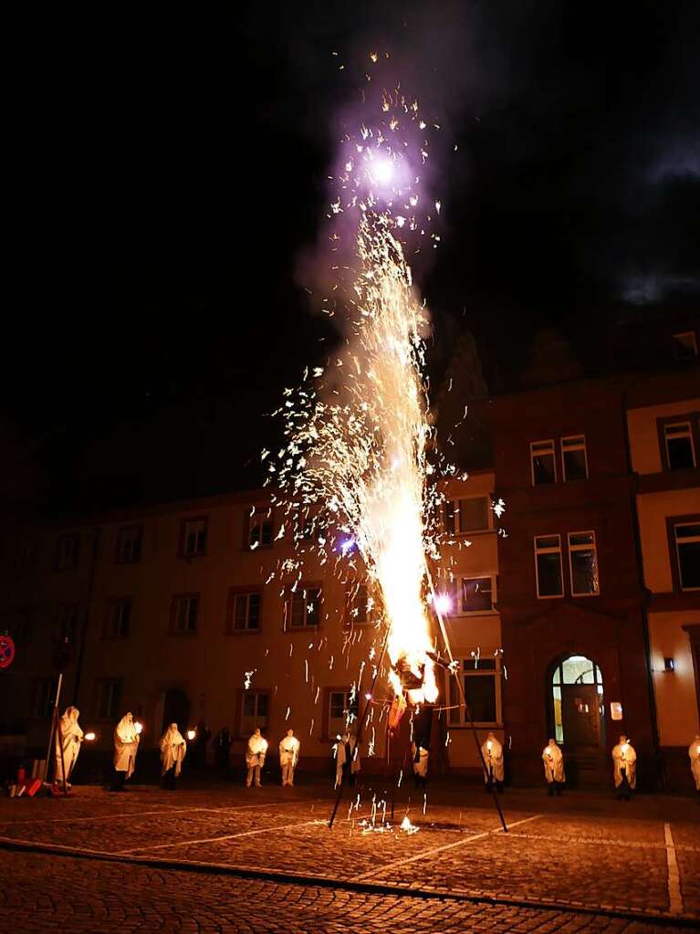 Bg-Verbrennung auf dem Rathausplatz in Bad Sckingen