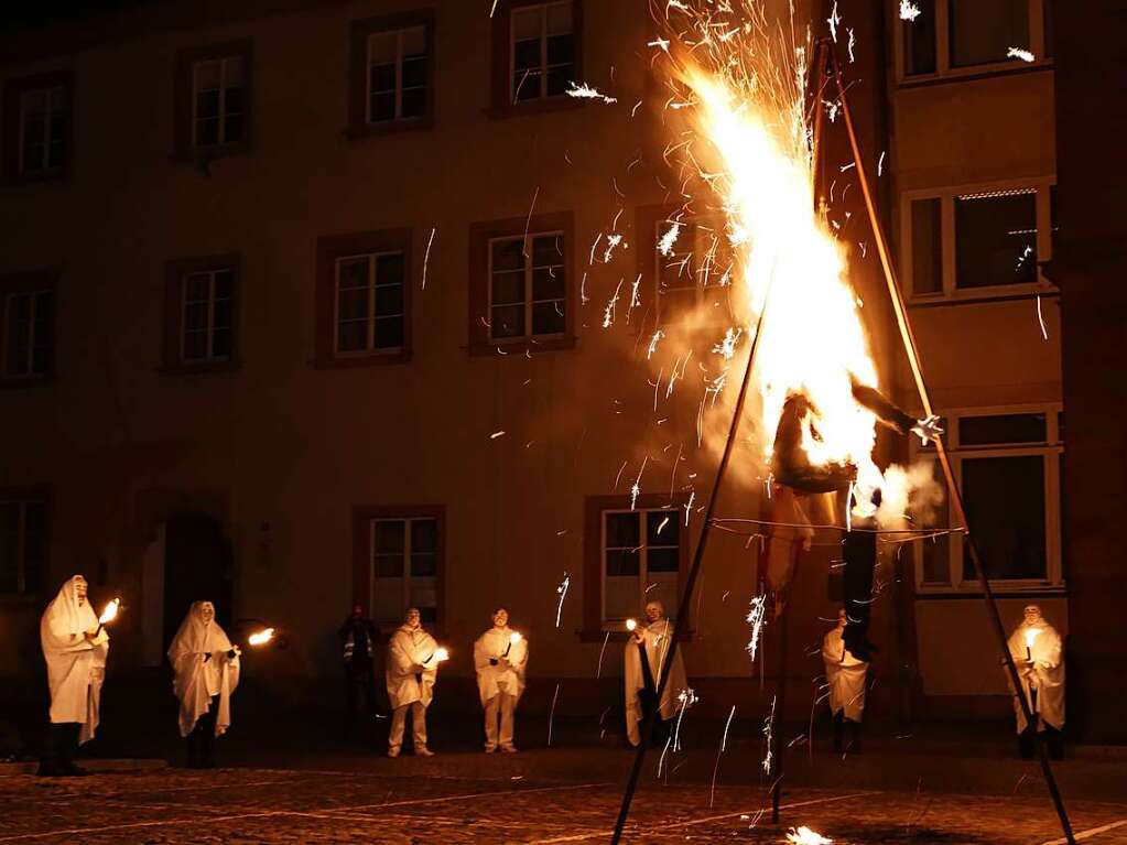 Bg-Verbrennung auf dem Rathausplatz in Bad Sckingen