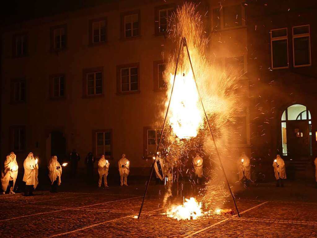 Bg-Verbrennung auf dem Rathausplatz in Bad Sckingen