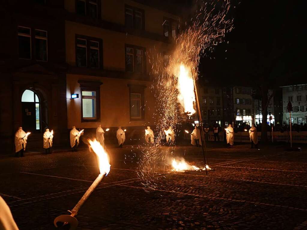 Bg-Verbrennung auf dem Rathausplatz in Bad Sckingen