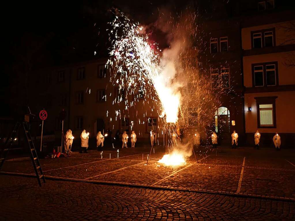 Die Funken sprhten ber den Rathausplatz, als der Bg am Fasnetszieschdig in Bad Sckingen in Flammen aufging. 