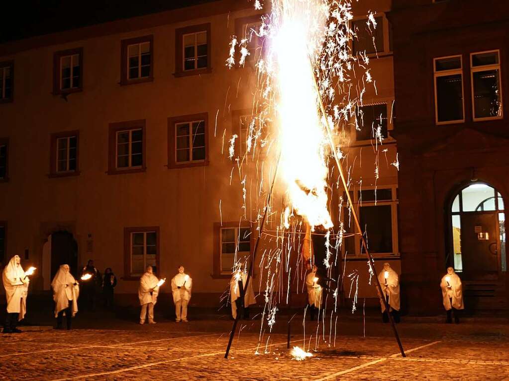 Bg-Verbrennung auf dem Rathausplatz in Bad Sckingen