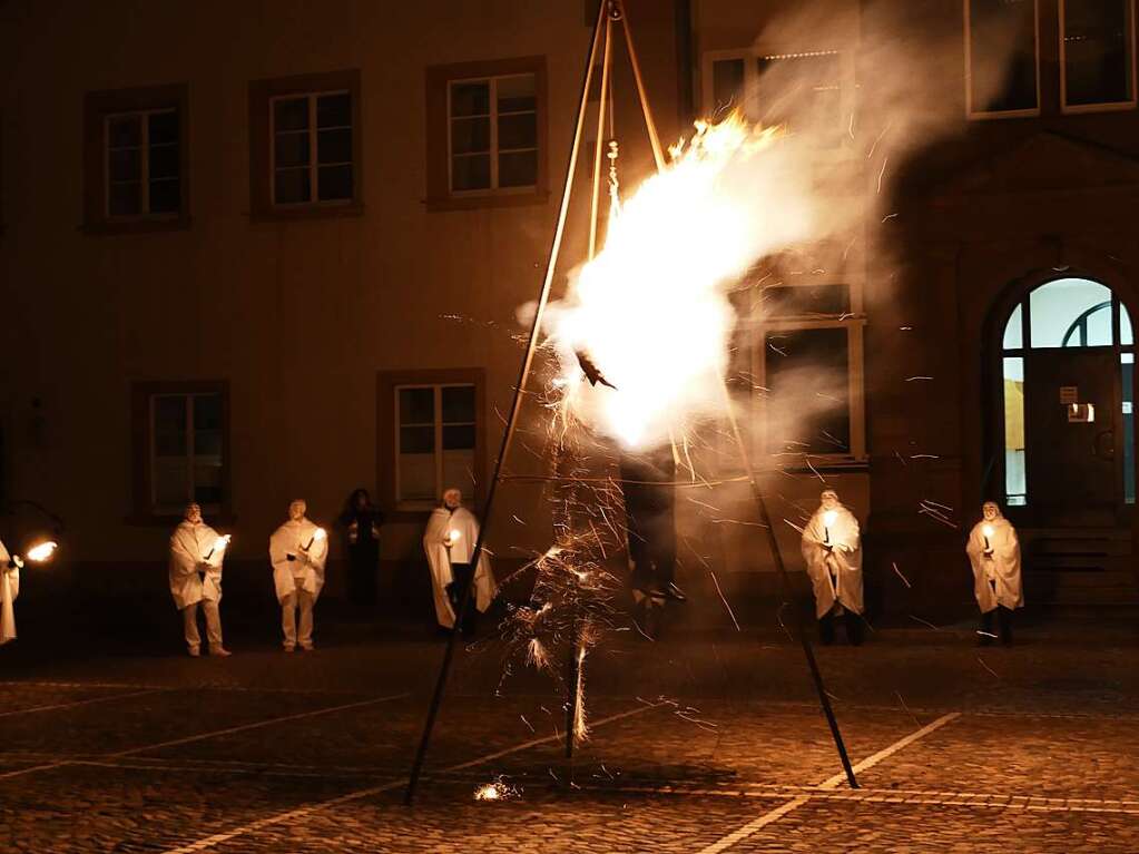 Bg-Verbrennung auf dem Rathausplatz in Bad Sckingen