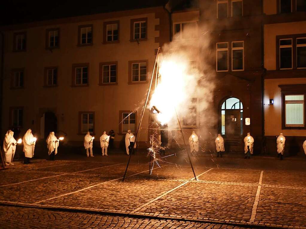 Bg-Verbrennung auf dem Rathausplatz in Bad Sckingen