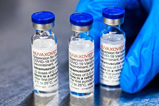 Nuvaxovid heit der neu zugelassene Protein-Impfstoff der Firma Novavax.  | Foto: Moritz Frankenberg (dpa)