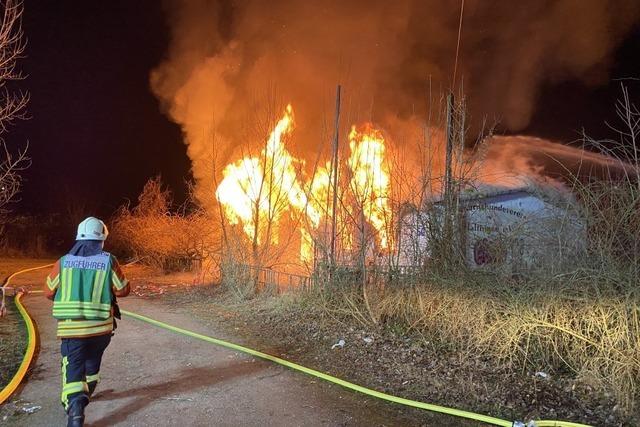 Feuer zerstört ehemaliges Vereinsheim in Weil am Rhein – Brandursache ist unklar