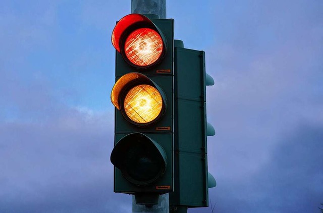 Die Ampel (Symbolbild) sollte vor einer Baustelle warnen.  | Foto: Stockhausen (stock.adobe.com)