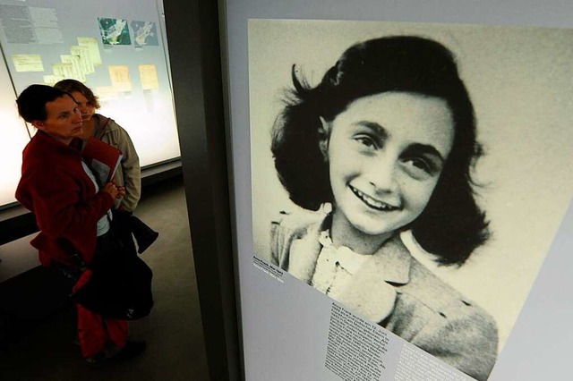 Szene aus einer Sonderausstellung in d...o Anne Frank  (rechts) ermordet wurde.  | Foto: dpa