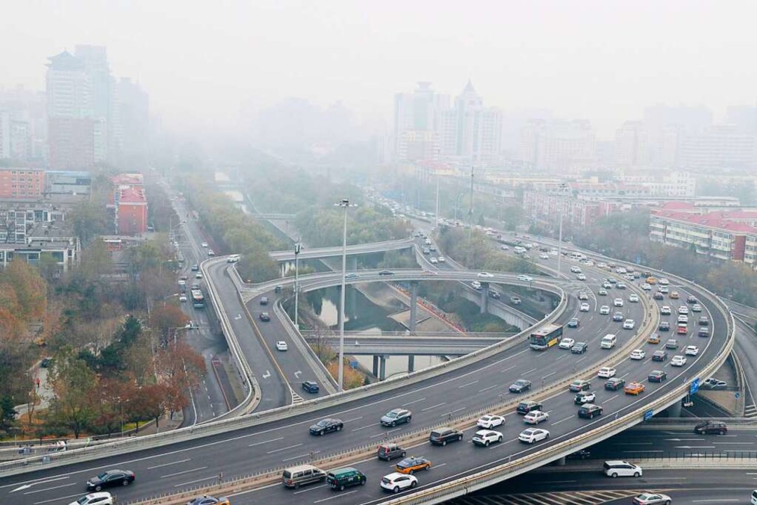 China, Peking: Autos fahren auf einer ...0 Jahren war davon noch kaum die Rede.  | Foto: Song Jiaru, Sipa Asia (dpa)
