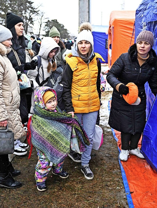 Eine Hilfswelle fr ukrainische   Flc... an der ukrainisch-rumnischen Grenze.  | Foto: DANIEL MIHAILESCU (AFP)