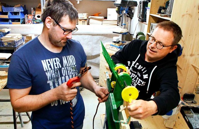 Stefan Eble (links) und Michael Hummel in der Werkstatt  | Foto: Heidi Fel