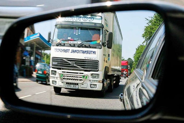 Den Schwerlastverkehr im Blick: Der Vo...al stt nicht berall auf Gegenliebe.  | Foto: dpa