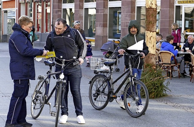 Radfahrer werden ber die Neuregelung aufgeklrt.   | Foto: Maja Tolsdorf