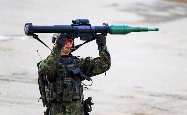 Ein Soldat mit einer deutschen Panzerfaust 3 (Archivbild)  | Foto: Philipp Schulze (dpa)