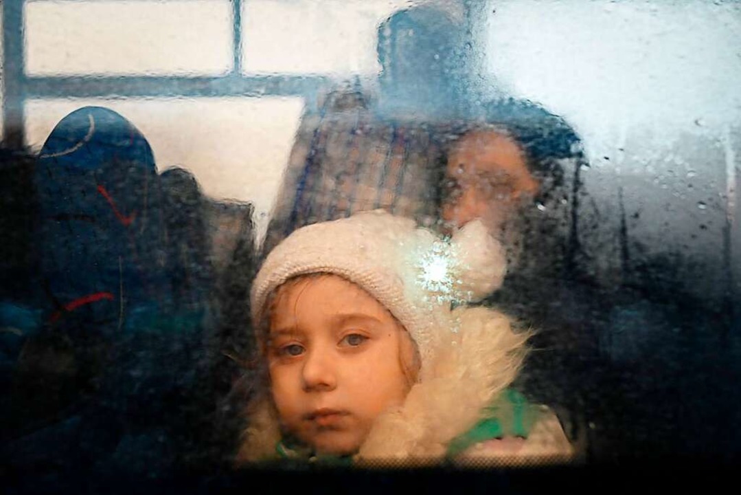 Ein Mädchen auf der Flucht aus der Ukr...75.000 Menschen aus dem Land geflohen.  | Foto: NIKOLAY DOYCHINOV (AFP)