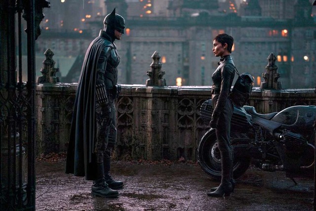 Vorsichtige Annherung: Batman (Robert Pattinson) und Catwoman (Zo Kravitz)  | Foto: Jonathan Olley (dpa)