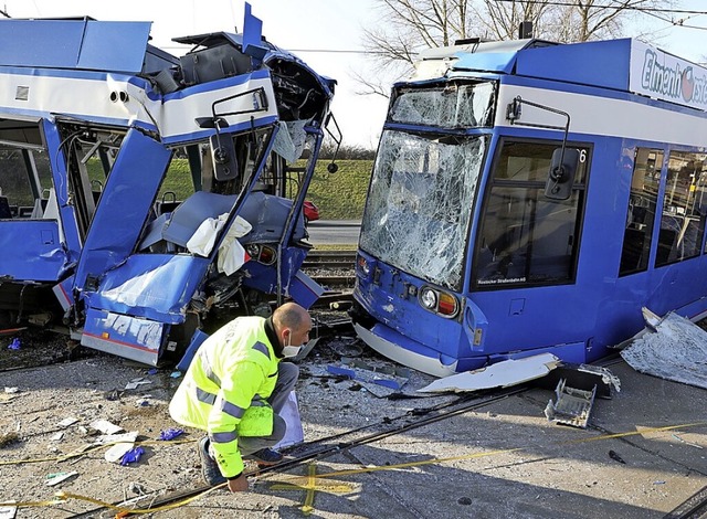 Nach dem Zusammensto der Straenbahne...umentieren Sachverstndige den Unfall.  | Foto: Bernd Wstneck (dpa)