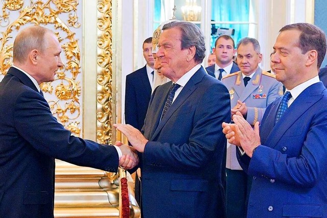 Gerhard Schrder (Mitte) mit Wladimir ...Mal den Amtseid als Prsident ablegte.  | Foto: ALEXEY DRUZHININ (AFP)