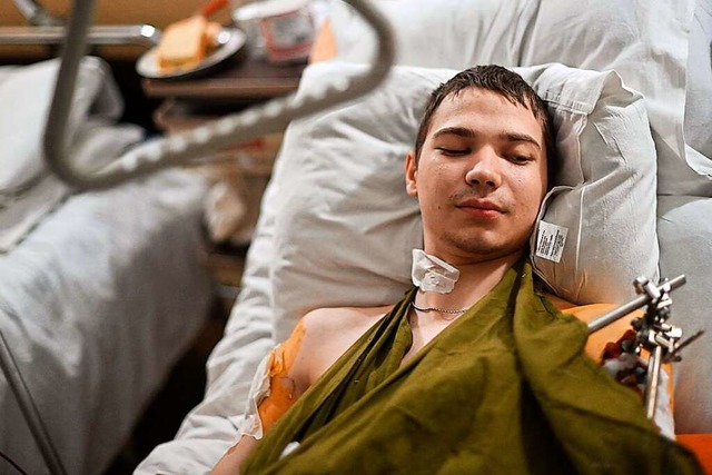 Ein 19-jhriger ukrainischer Soldat, S...n einem Militrkrankenhaus in Lemberg.  | Foto: DANIEL LEAL (AFP)