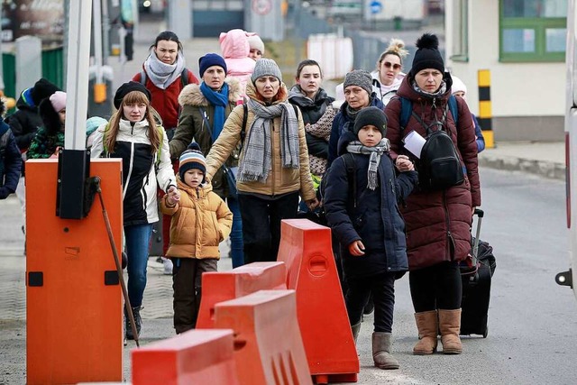 Frauen und Kinder kommen nach ihrer Fl...m polnischen Grenzbergang  Medyka an.  | Foto: Visar Kryeziu (dpa)