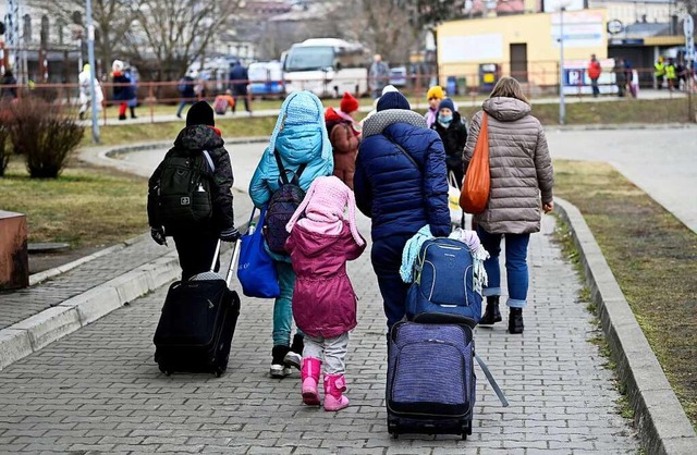 Ukrainische Flchtlinge kommen am poln...nen Menschen aus der Ukraine geflohen.  | Foto: Antti Aimo-Koivisto (dpa)