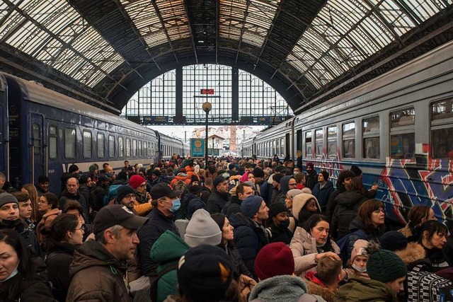 Menschen drngen am Bahnhof von Lviv in einen Zug nach Polen.  | Foto: Vincent Haiges (dpa)