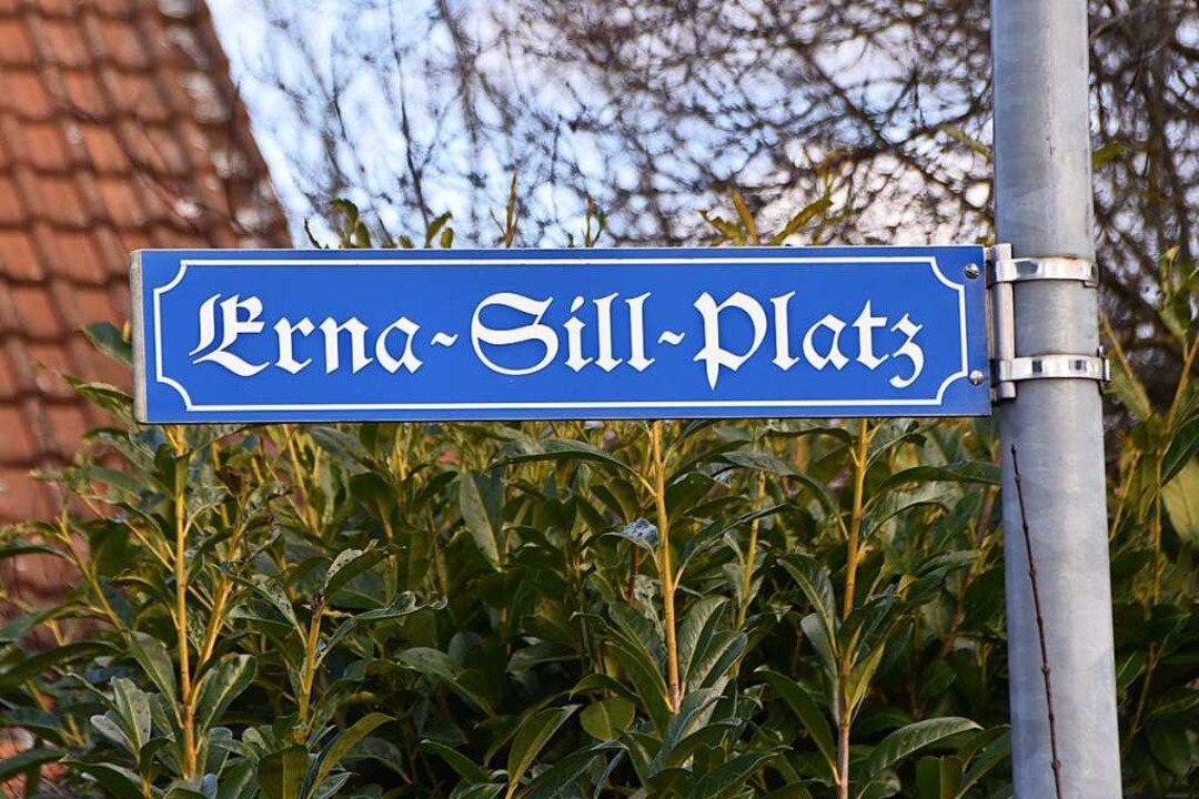 Sieht amtlich aus, dieses Schild ist j...t Google Maps den Erna-Sill-Platz aus.  | Foto: Horatio Gollin