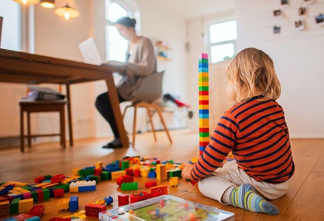 Viele Eltern stemmten in den vergangen...use und die Arbeit aus dem Homeoffice.  | Foto: Julian Stratenschulte (dpa)