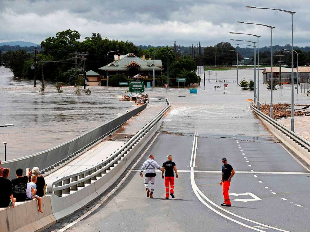 Rettungskrfte gehen auf der berfluteten Windsor-Brcke am Stadtrand von Sydney.