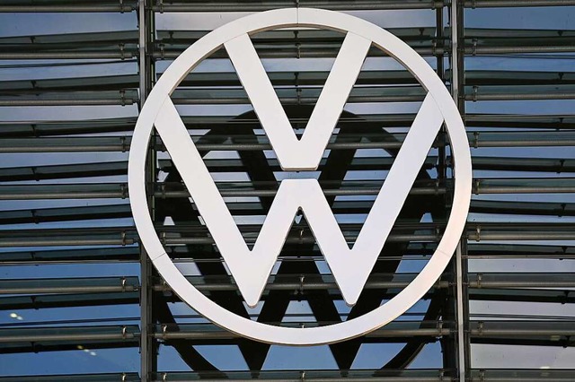 Volkswagen setzt sein Russland-Geschft wegen des Krieges gegen die Ukraine aus.  | Foto: Swen Pfrtner (dpa)