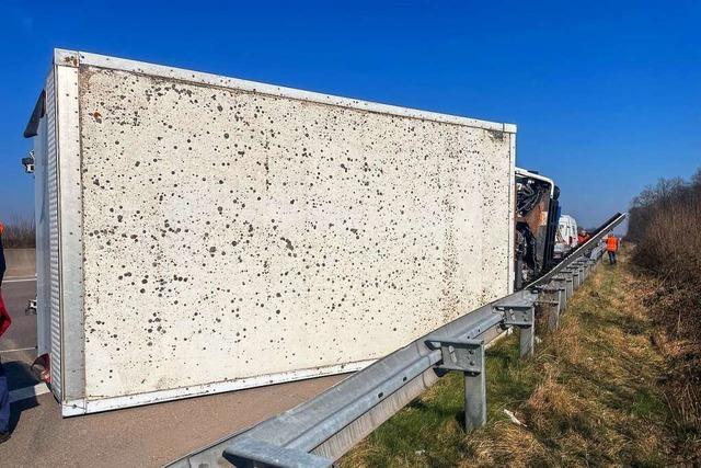 Ein mit Hilfsgtern fr die Ukraine beladener Kleinlastwagen ist auf der A 5 bei Appenweier umgekippt